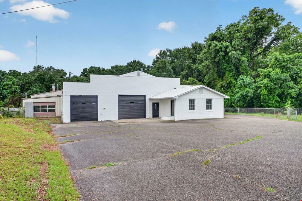 11,266 SF Industrial Service Facility | 7 Bay Doors | ¾ Acre Fenced Yard
