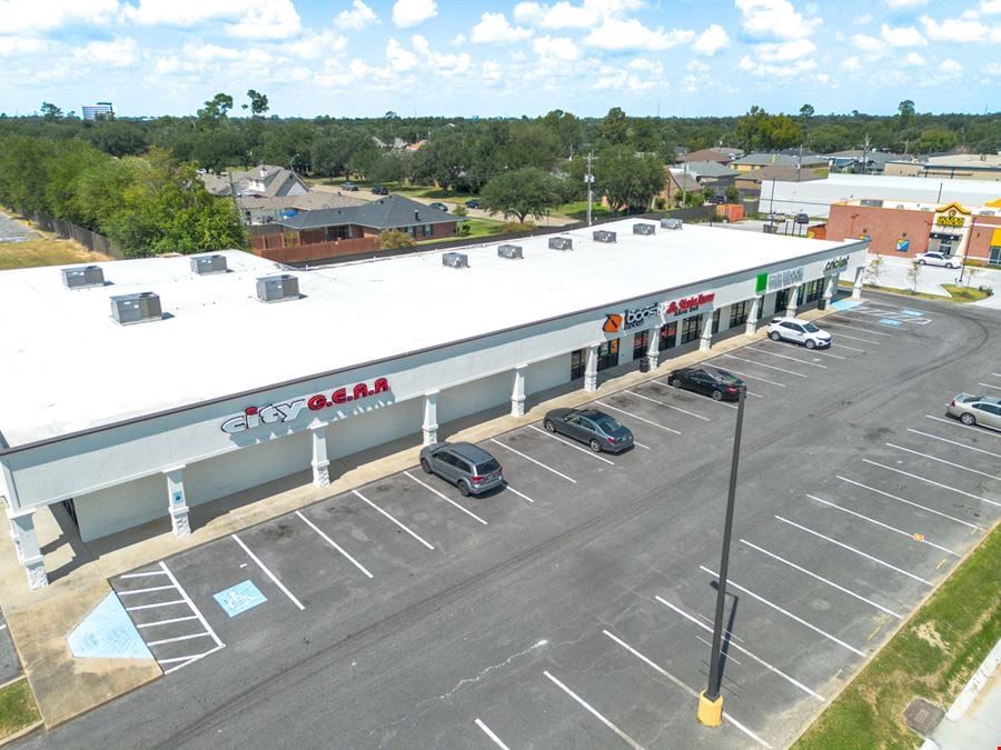 Oak Park Shopping Center: Highly-Visible Retail Suites for Lease