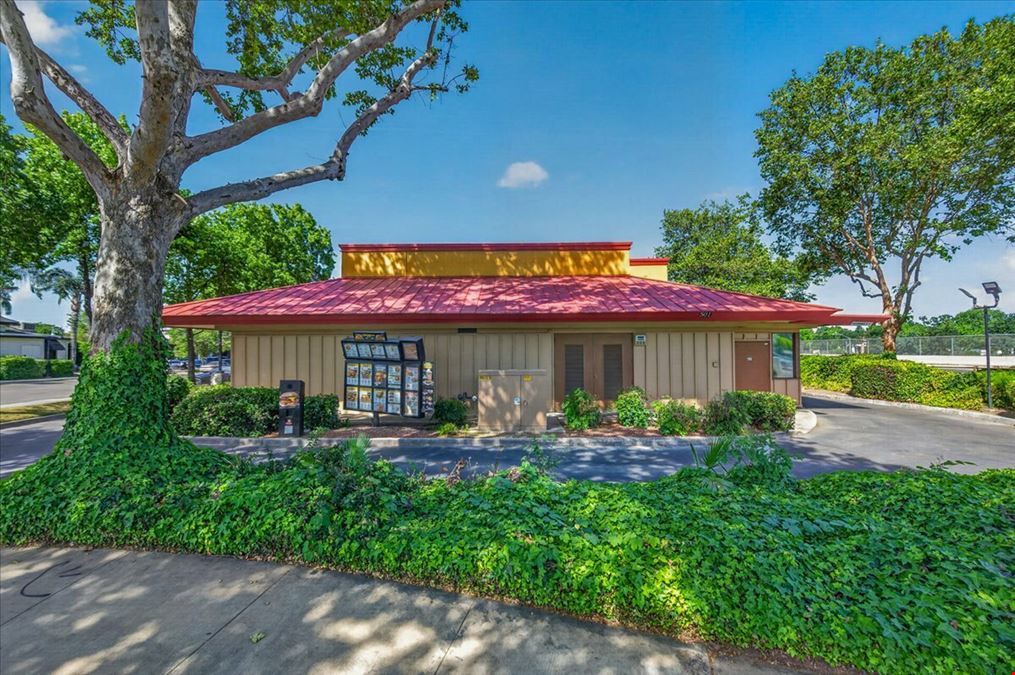 Freestanding Drive-Thru Restaurant Building in Visalia, CA