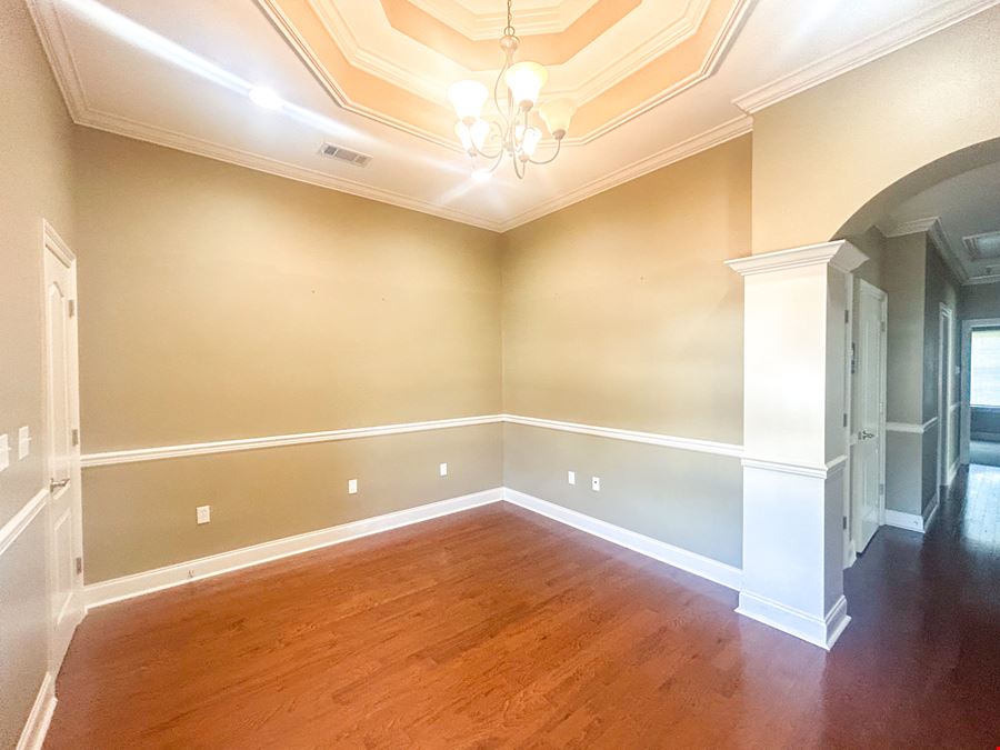 Sherwood Commons Office Center: Move-In Ready Suite for Lease