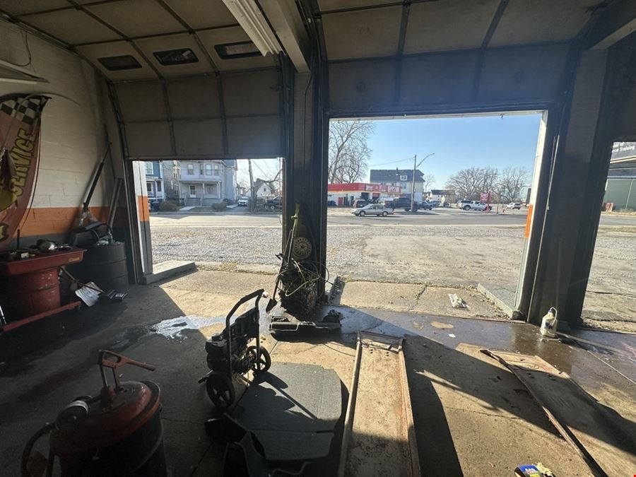 1423 South Park Ave - 1,620+/- SF Automotive/Used Car Lot