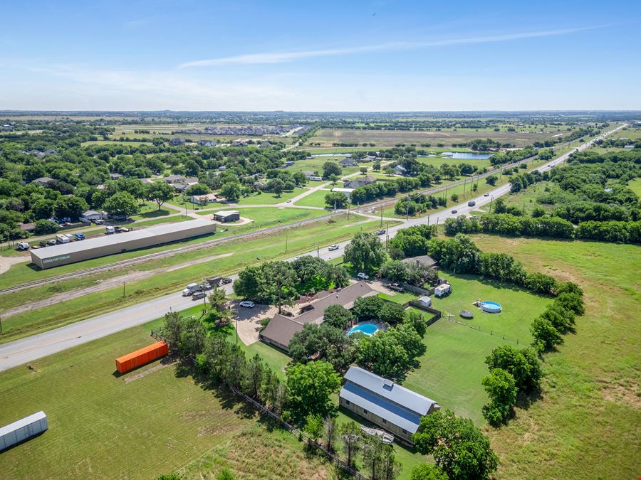 300 & 304 E Hwy 171