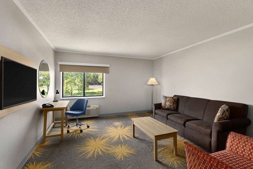 Days Inn & Suites Kansas City South