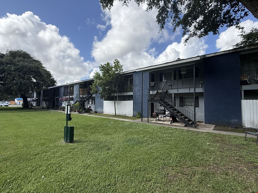 1101 E Main St, League City TX: 16 MULTI-FAMILY UNITS