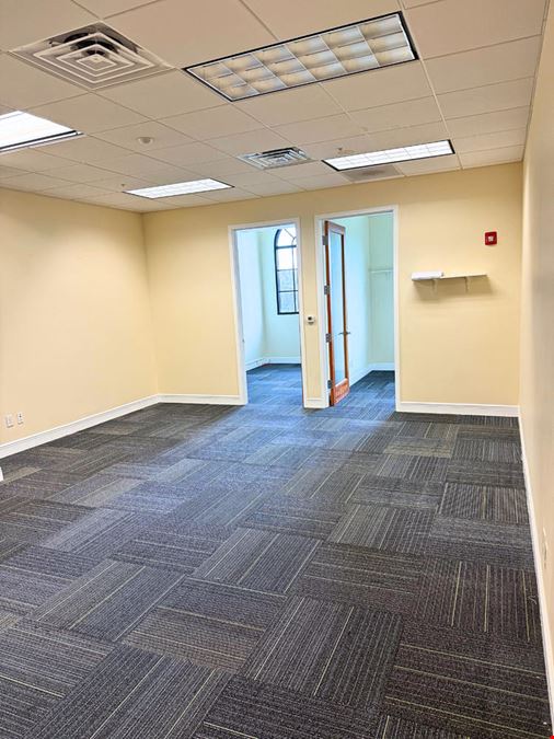 Professional Office Space 833 SQFT