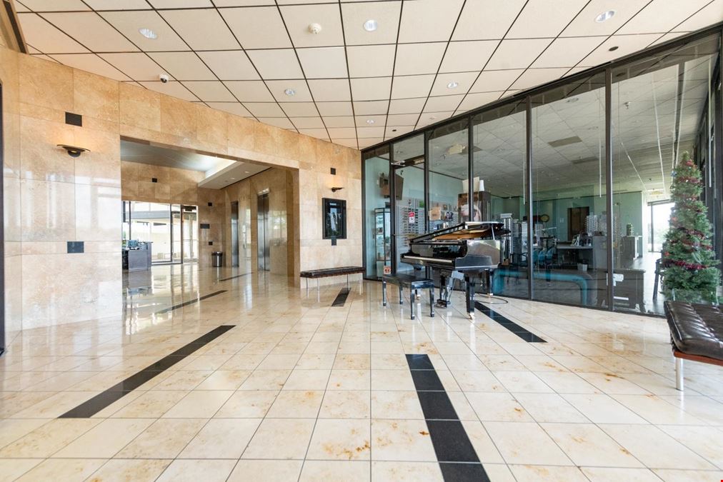 Merlyn Plaza