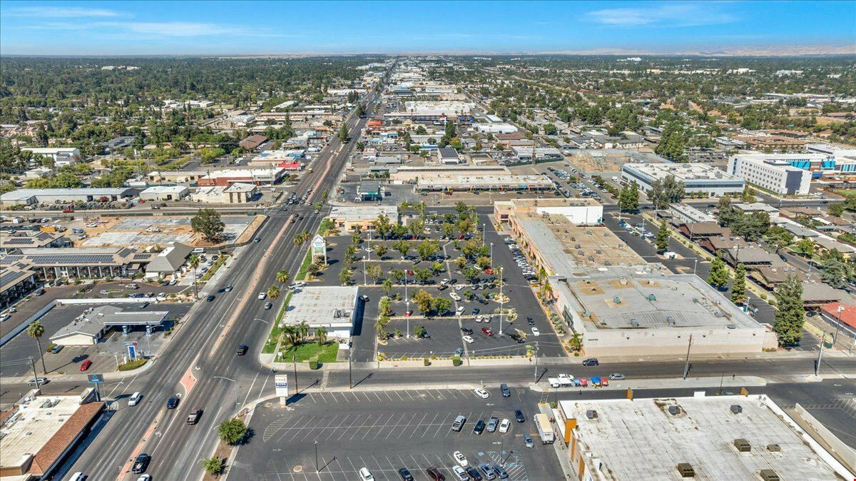 ±2,282 - ±10,683 Shopping Center Spaces in Fresno