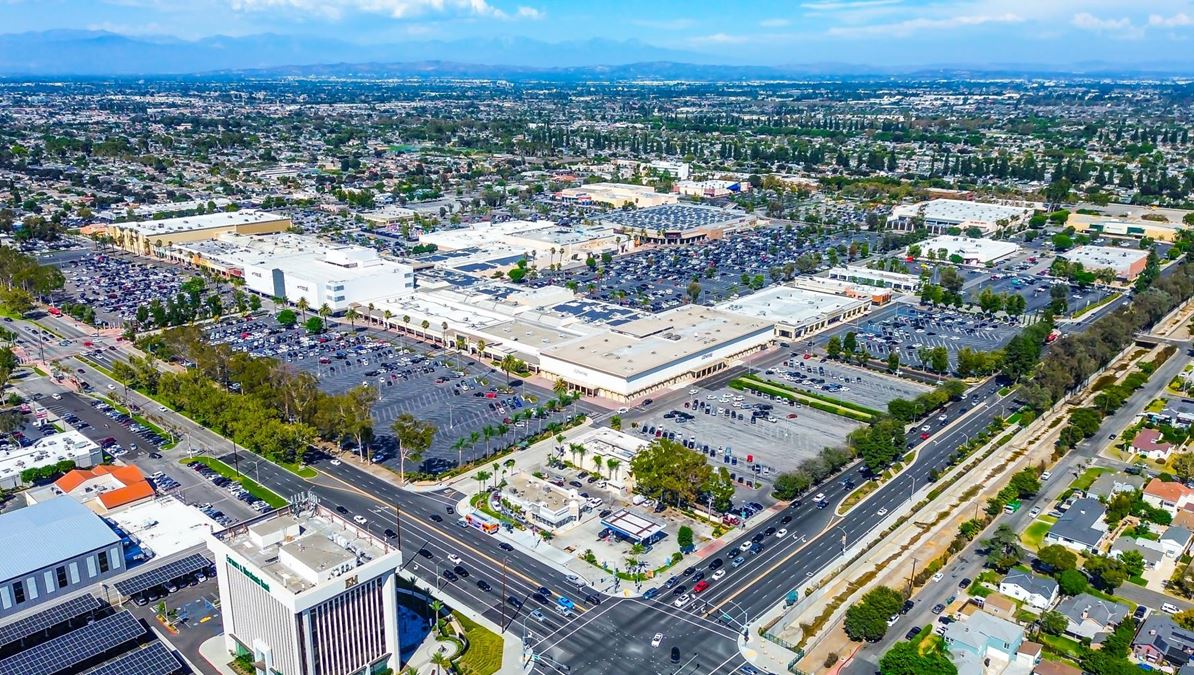 BevMo+FiveGuys Shops @ Lakewood Center