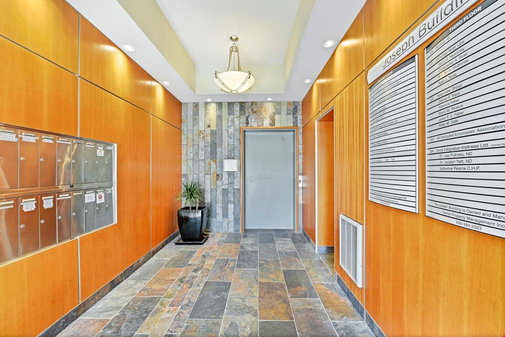 852 Fort Street (305)