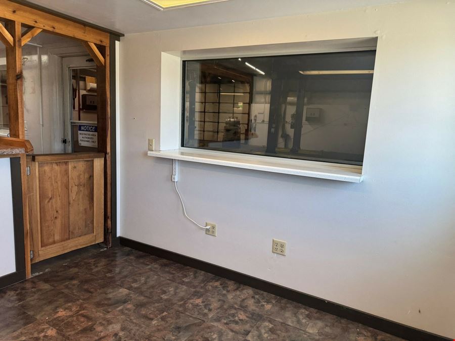 INDUSTRIAL/FLEX BUILDING ON 2.11 ACRES