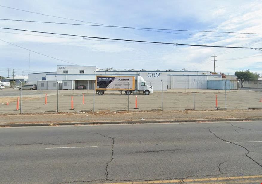 Industrial Facility w/ Large Yard
