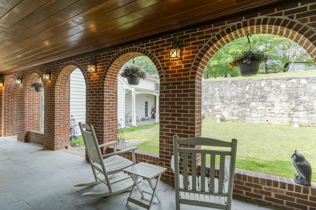 HISTORIC HOME WITH BOUTIQUE BED & BREAKFAST POTENTIAL