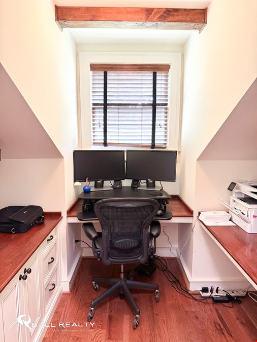 ±2,086 SF Office Suite