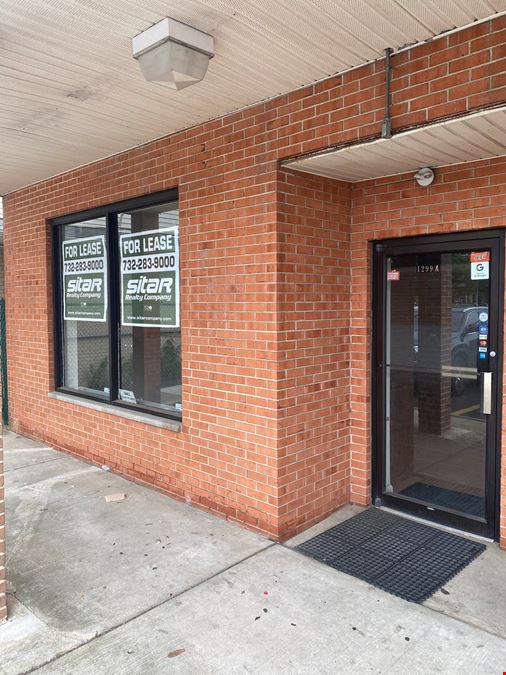 Store Available in Busy Retail Center