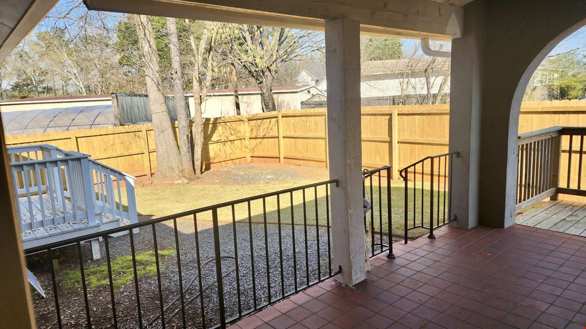 Freestanding ±2,324 SF - Downtown Roswell 