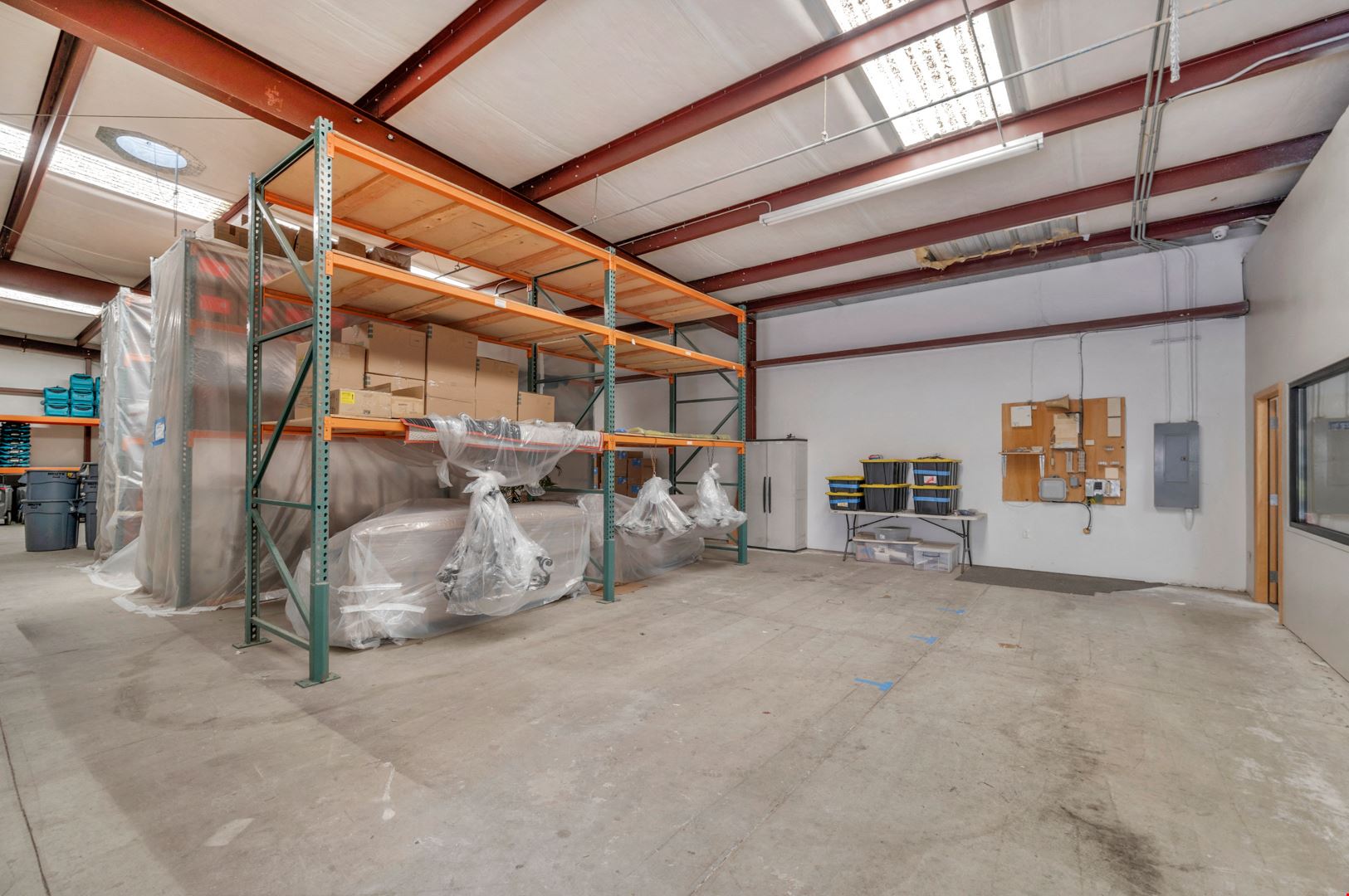 ±5,000 SF Turn Key Office/Warehouse Building - NW Fresno