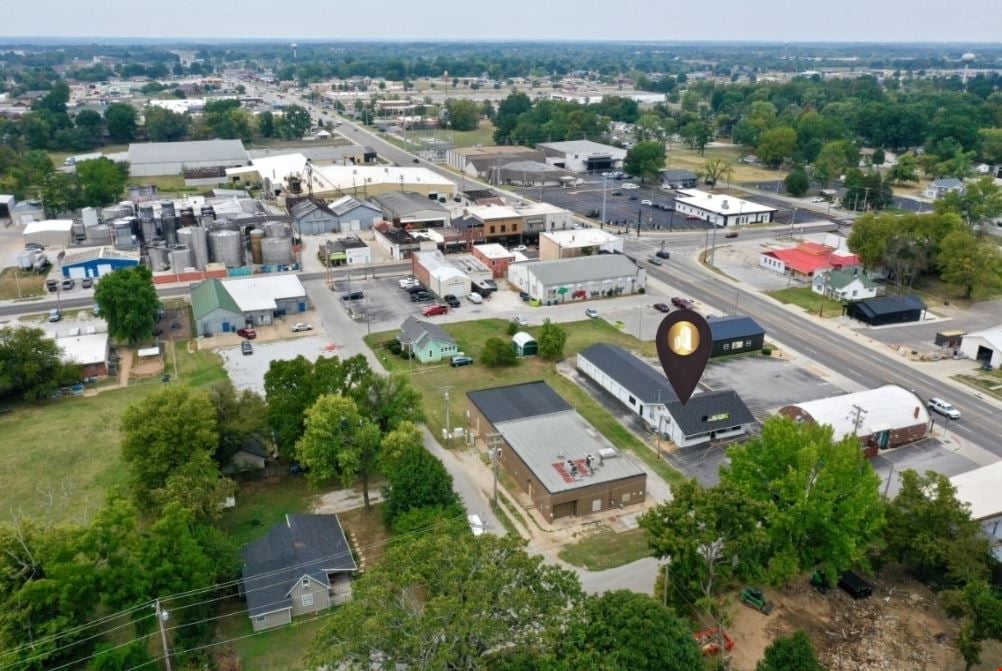 3,780' Restaurant / Storage  Building For Sale or Lease with Drive Thru in Nixa