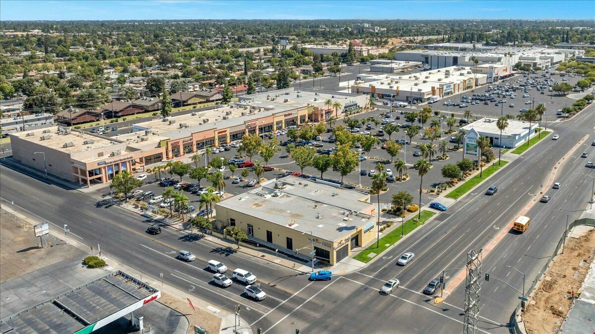 ±2,282 - ±10,683 Shopping Center Spaces in Fresno