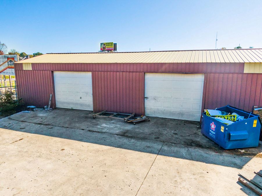 2,000 SF Warehouse For Lease near Scenic & Walnut Lawn