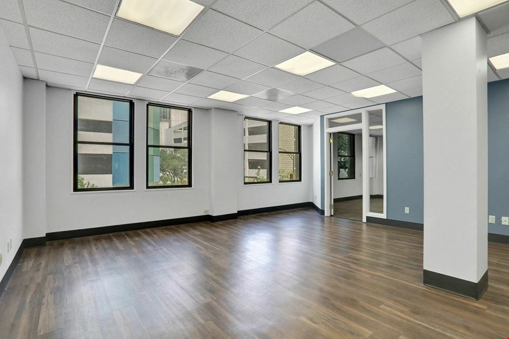 300 W Adams St