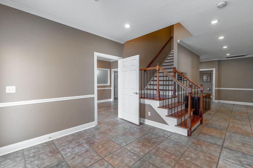 Standifer Gap Commercial Office with 10 Office Rooms | ±3,200 SF