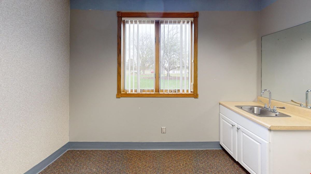 1225 W Grand River