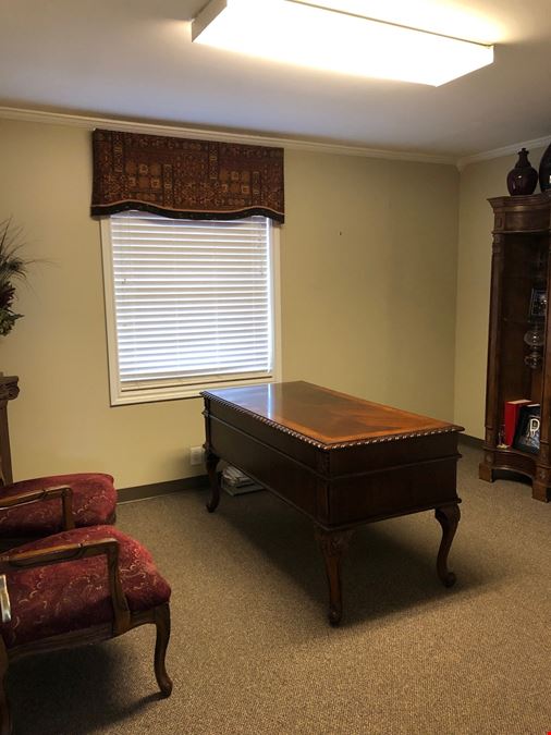 1,980 SF Building For Retail/Office Use
