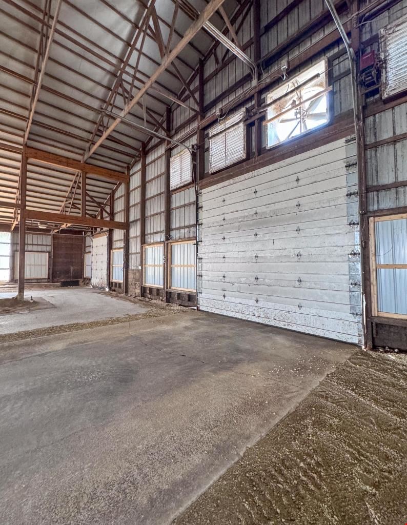 Large Industrial Warehouse with Flexible Layout & High-Capacity Doors