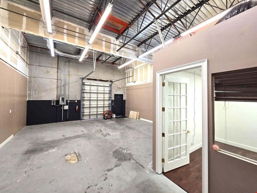 Office / Warehouse 2,021 +/- SQFT