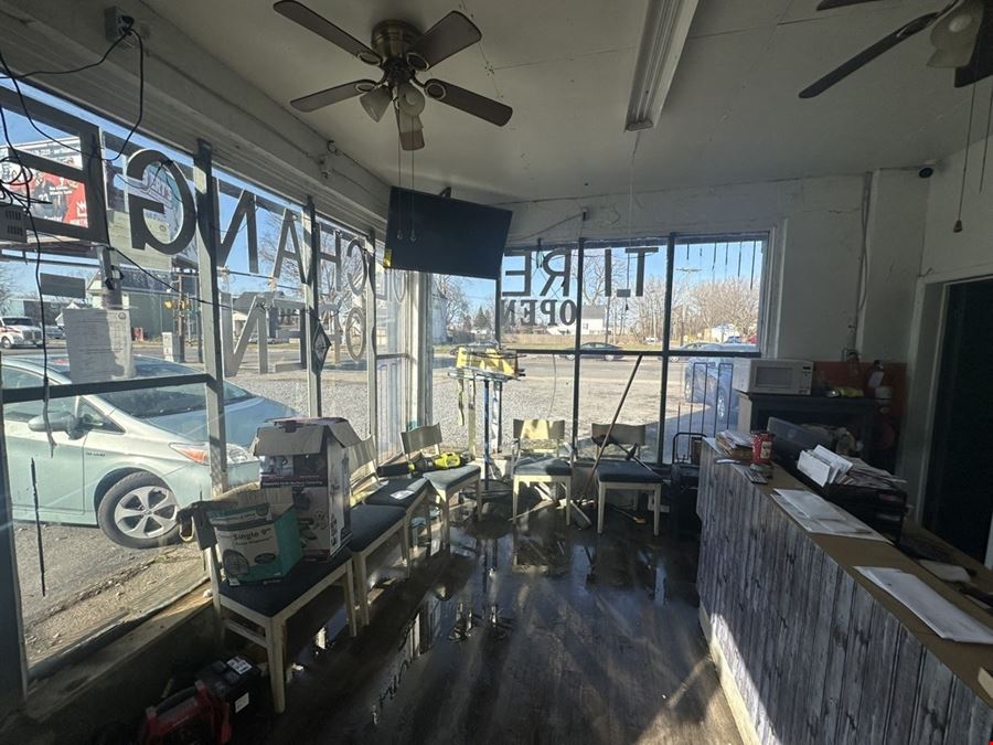 1423 South Park Ave - 1,620+/- SF Automotive/Used Car Lot