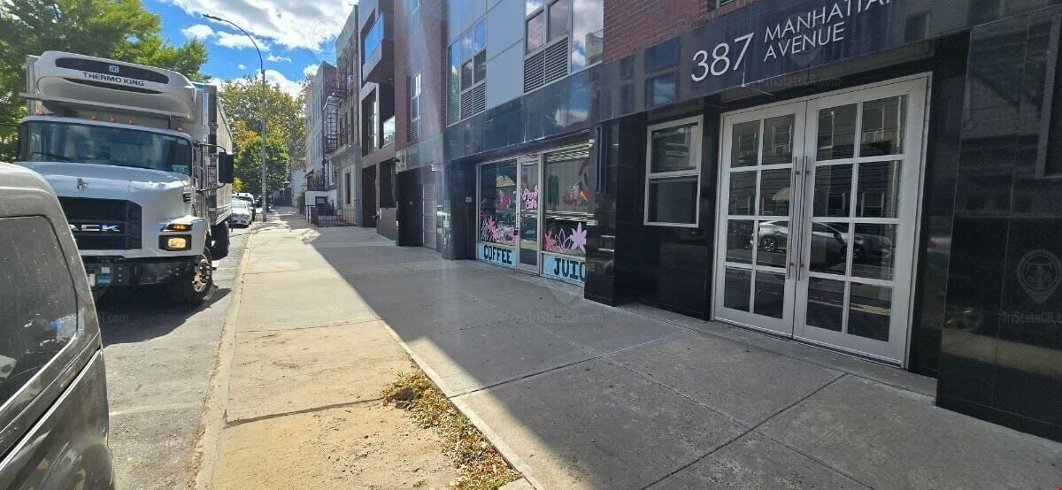 550 SF | 387 Manhattan Avenue | Glass Frontage Retail/Office Space For Lease