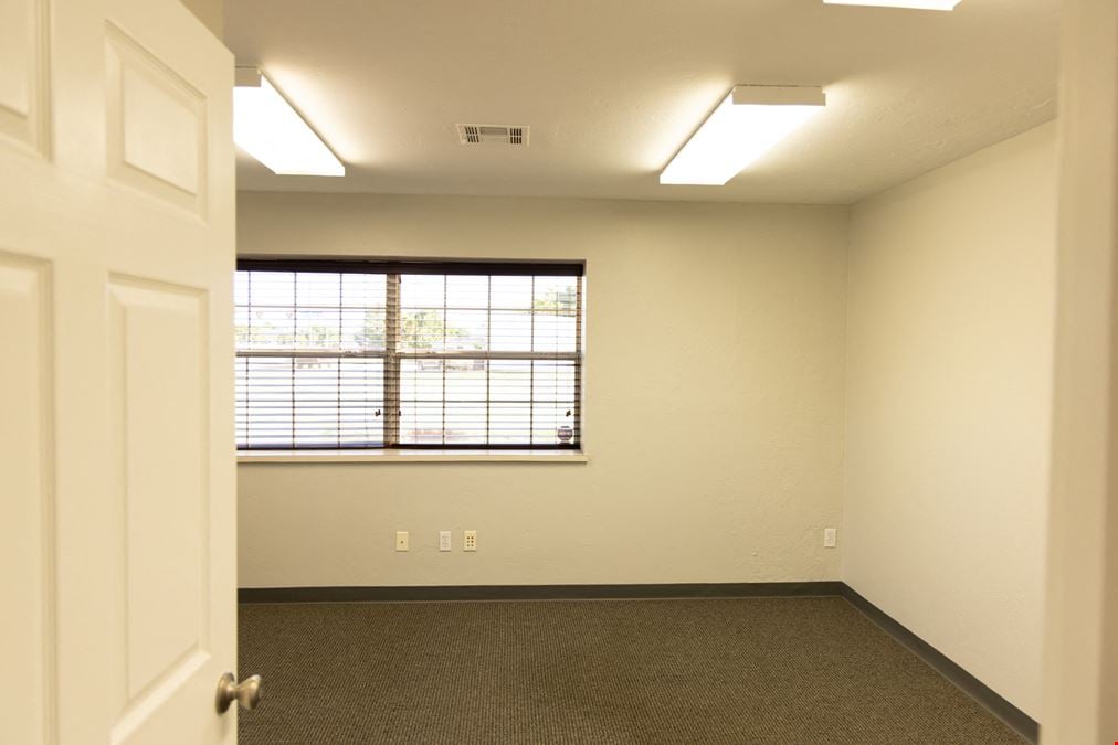 2350 S Midwest Blvd - Flex Space w/ Warehouse Loft