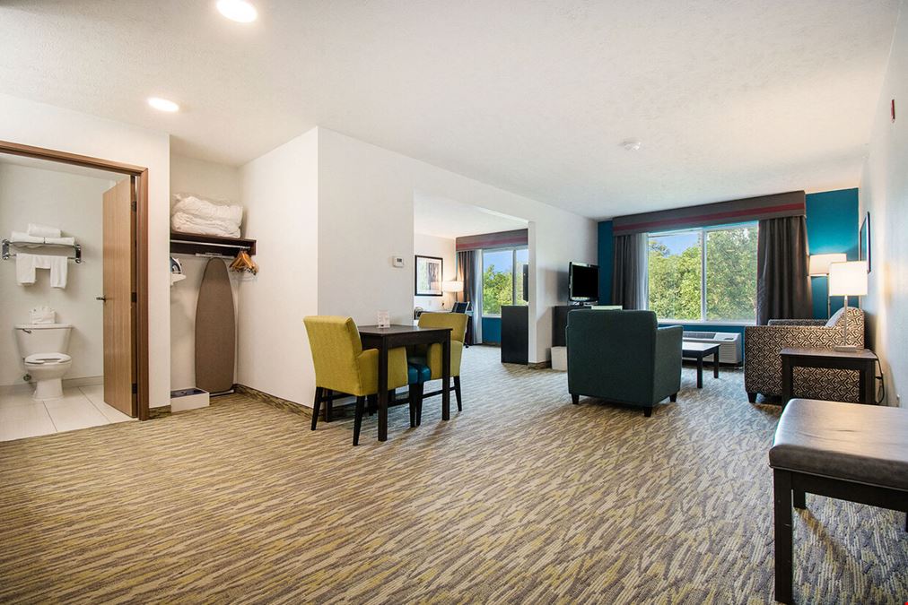 Holiday Inn Express & Suites Omaha 