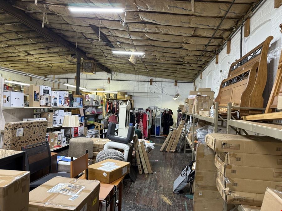 Warehouse in City of Lansing For Lease