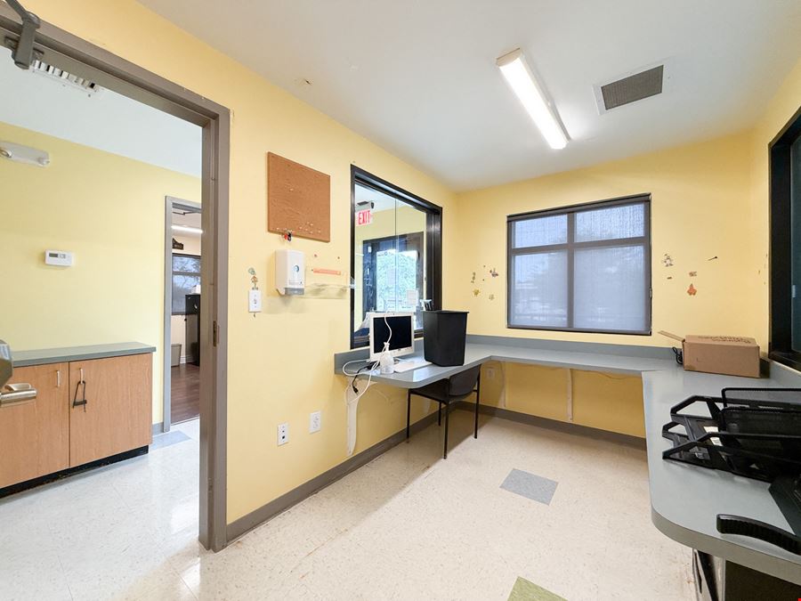 Fully Built out Corner Medical Office in Algiers