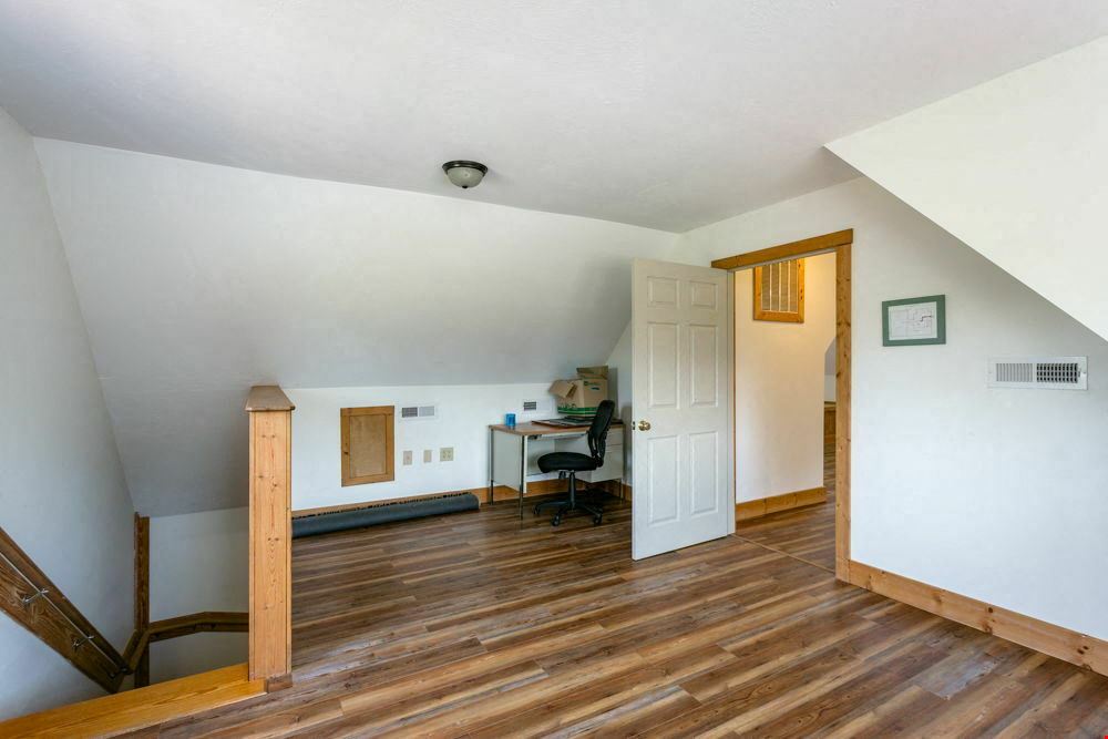 NICE OFFICE BUILDING ON 1.5 ACRE LOT