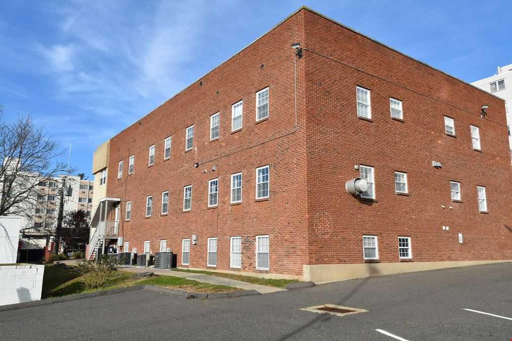 901 Farmington Ave
