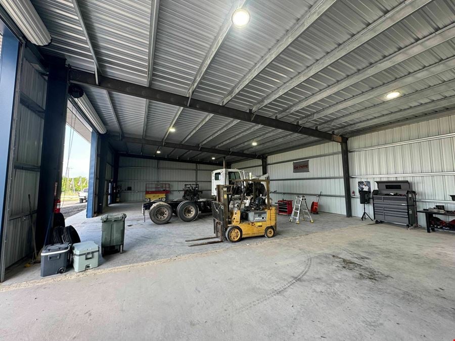 8470 North IH 35 Service Road