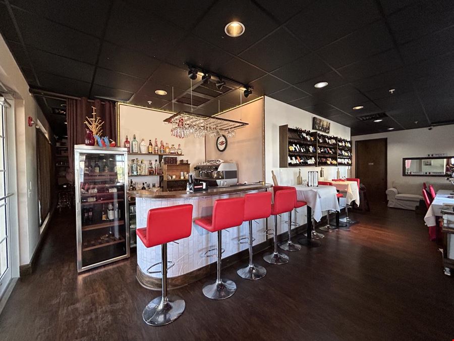 GREAT RESTAURANT LOCATION / FULLY EQUIPPED!