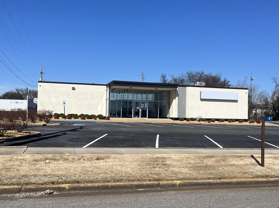 Former Bank Branch at 2004 Country Club Ave
