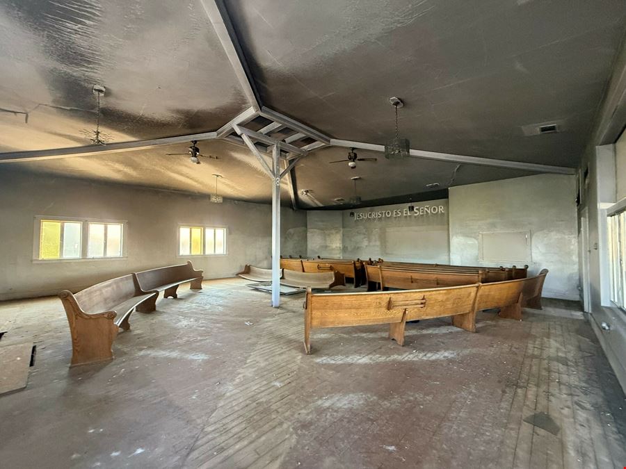 ±4,800 SF Well Known Building in Lindsay, CA