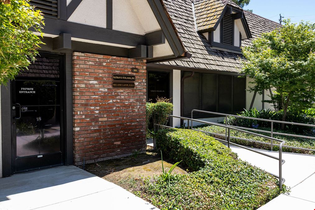 Coventry Square - 6215 N Fresno St