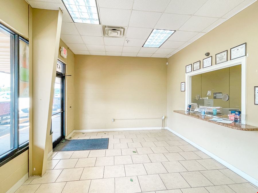 3 Retail Suites Available in Airline Hwy Strip Center