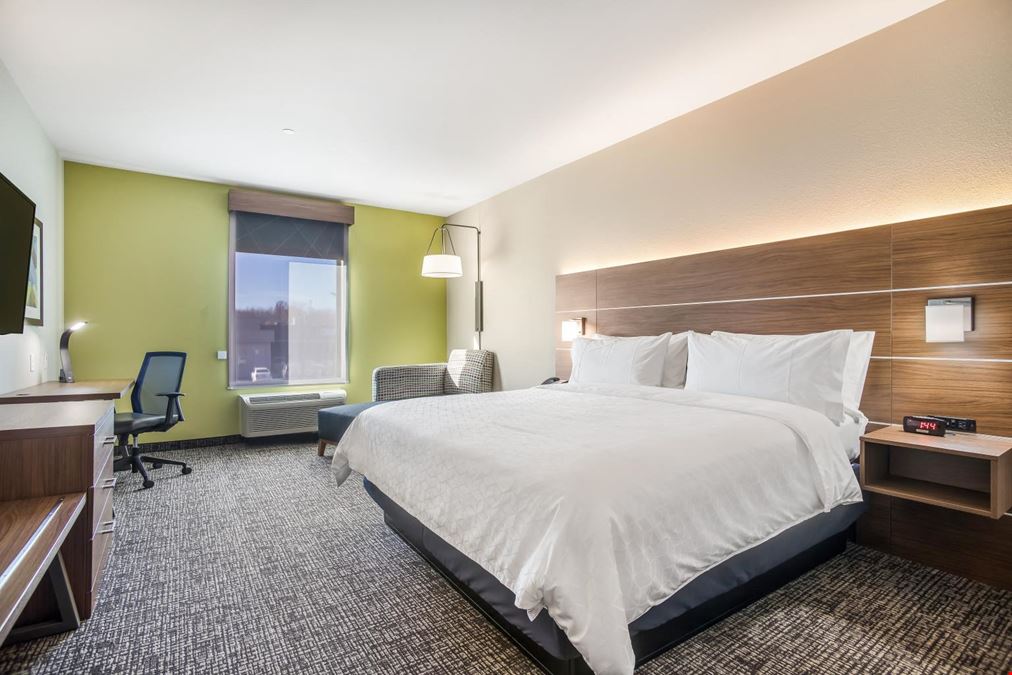 Holiday Inn Express & Suites Tulsa East-Catoosa