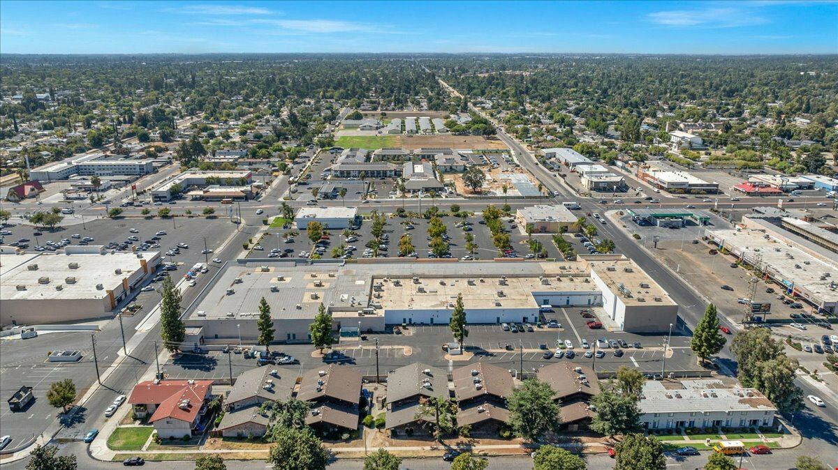 ±2,282 - ±10,683 Shopping Center Spaces in Fresno