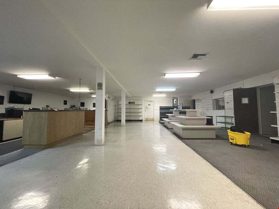 10,440 SF Distribution Facility on 0.86 AC For Sale or Lease