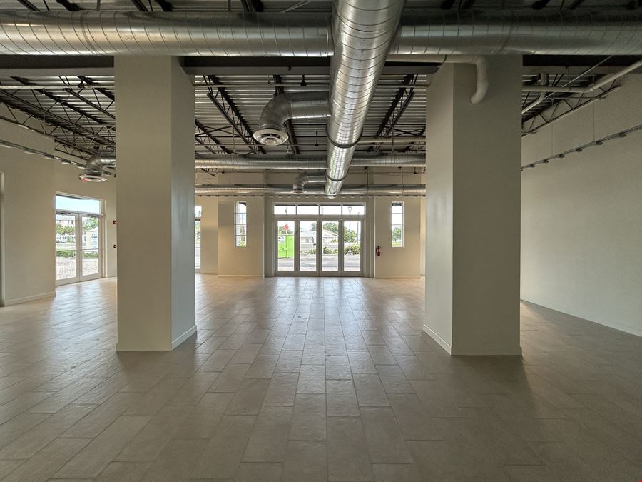 GORGEOUS NEWLY BUILT OUT RETAIL SUITE IN BAY STREET TOWNCENTER!