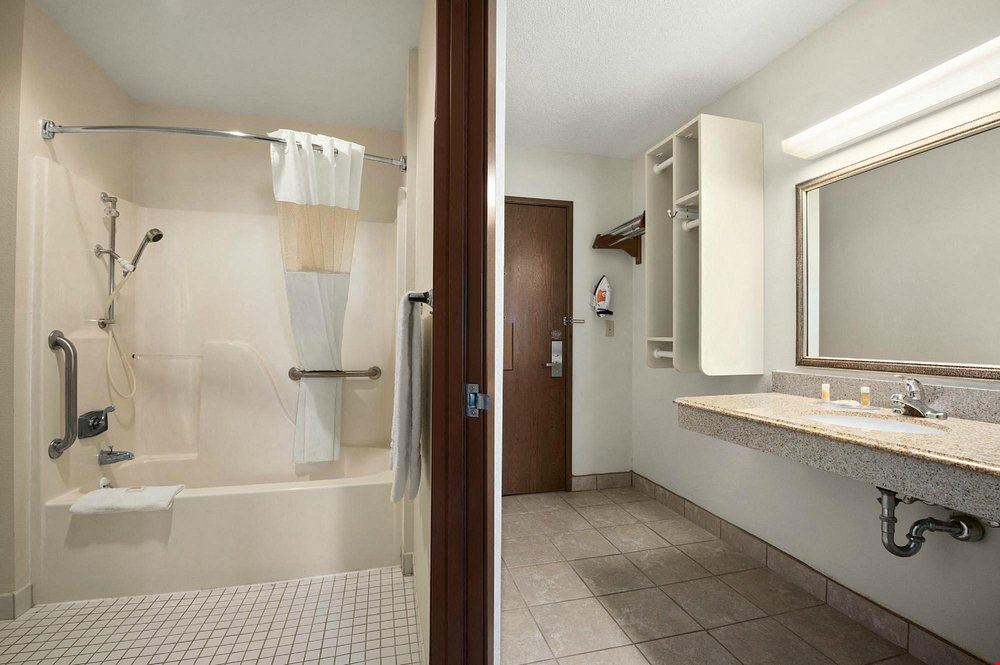 Days Inn & Suites Kansas City South