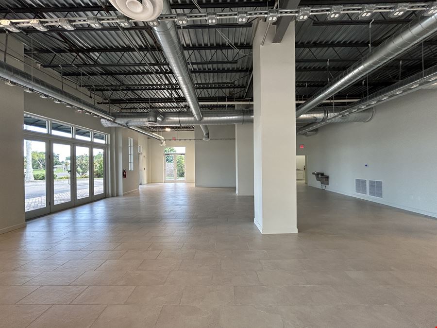 GORGEOUS NEWLY BUILT OUT RETAIL SUITE IN BAY STREET TOWNCENTER!