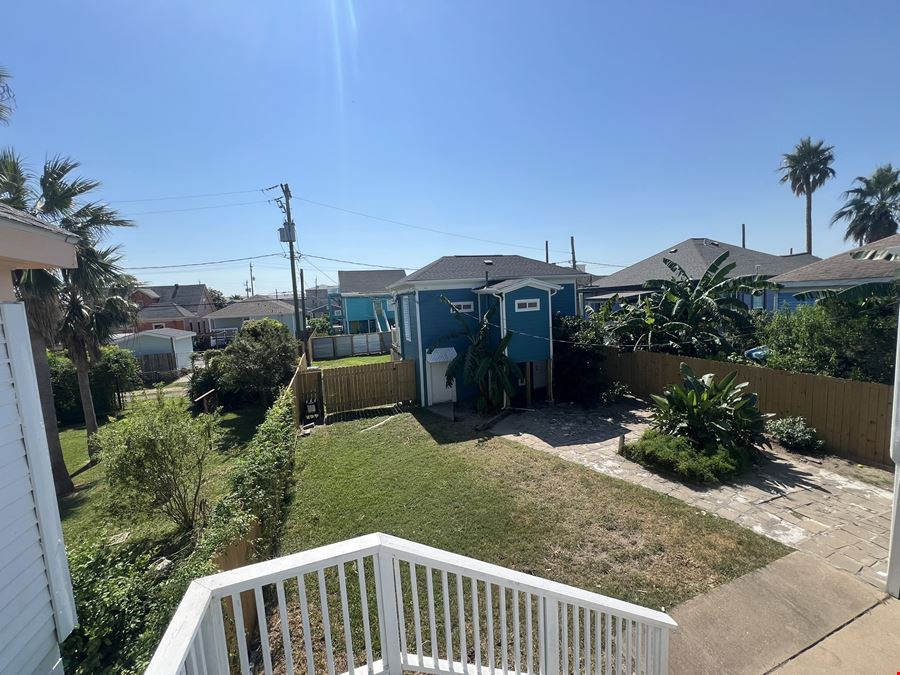 1623 Avenue N 1/2, Galveston 4-Plex Income Property Blocks from the Beach